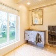 Badeværelse i hvid farve (med tilslutning af jordvarmepumper)