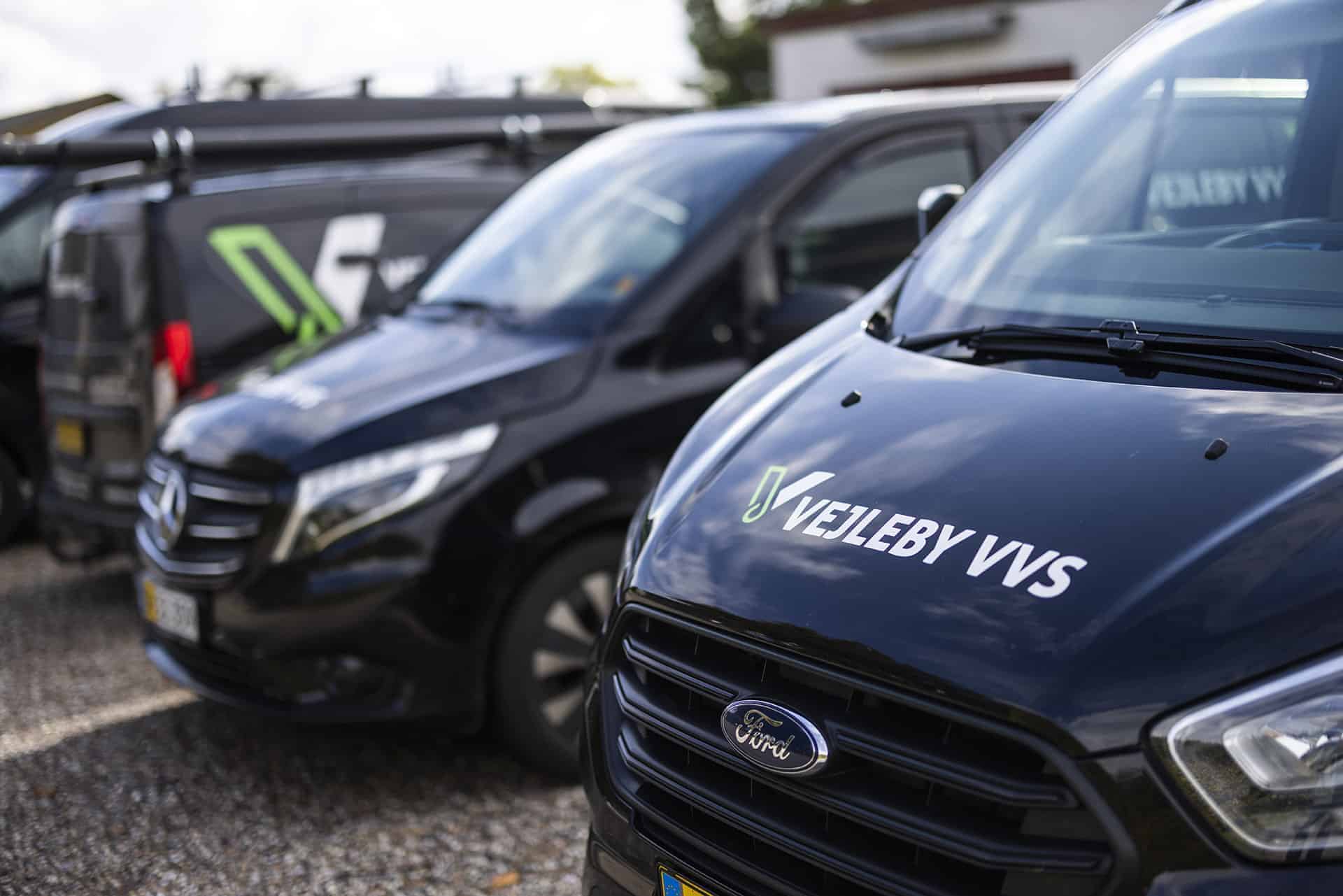 Tre medarbejdere klar til at installere varmepumpe