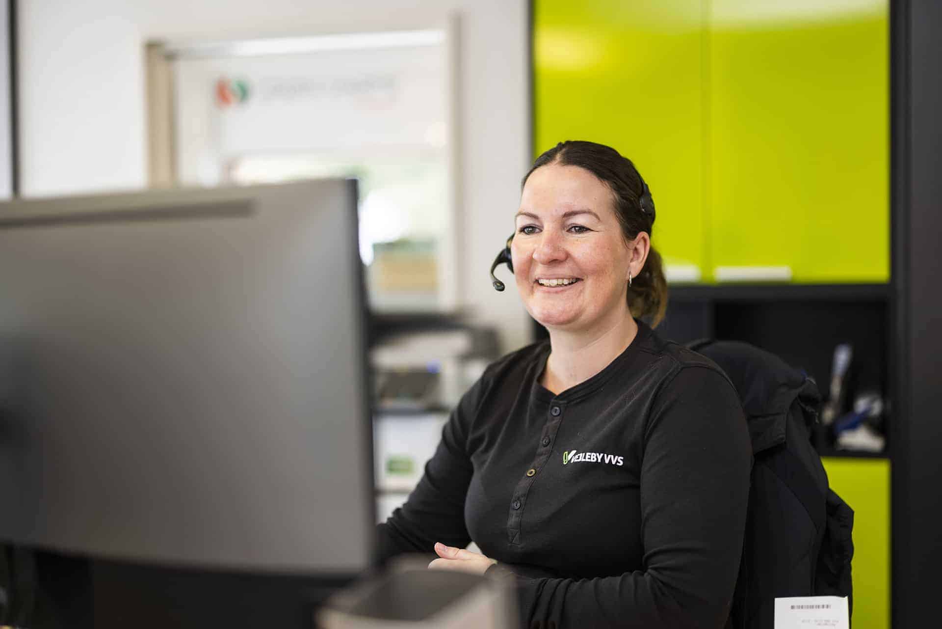 Tre medarbejdere klar til at installere varmepumpe