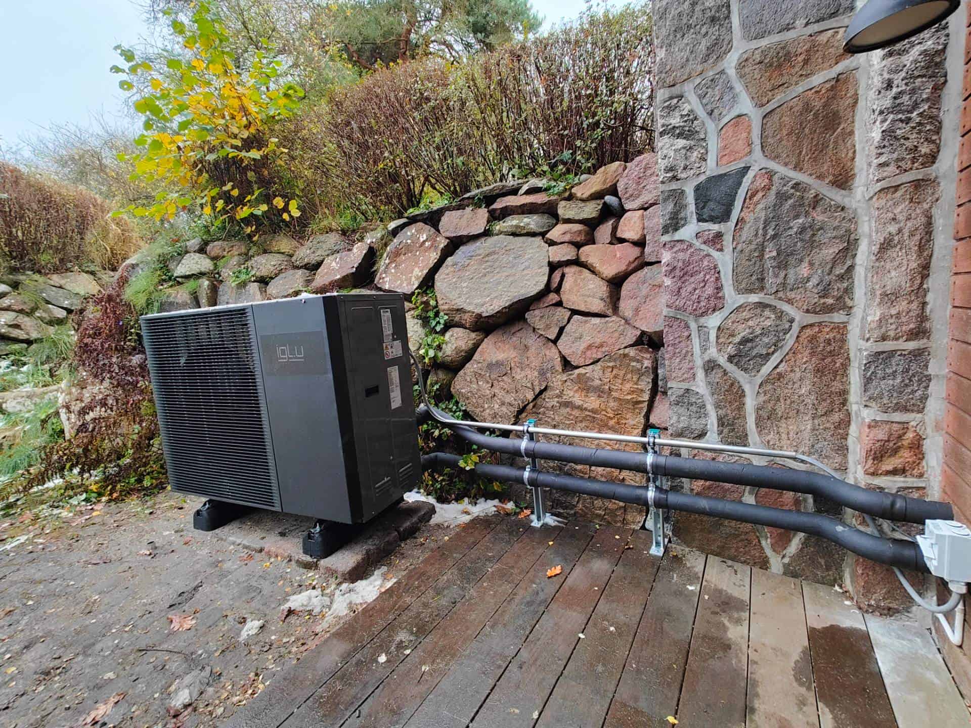 Tre medarbejdere klar til at installere varmepumpe